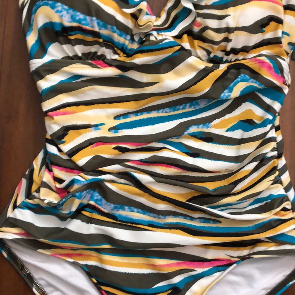 New DKNY PRINTED RUFFLED TUMMY-CONTROL ONE-PIECE SWIMSUIT - Picture 7 of 17